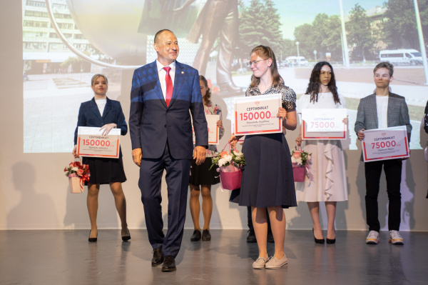 SINTEC Group наградила талантливых школьников из Обнинска